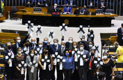 Oposição protesta no Plenário da Câmara contra as mais de 500 mil mortes por Covid-19